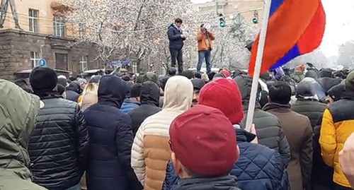 Участники акции протеста в Ереване 23 февраля 2021 года. Кадр видео РИА https://ria.ru/20210220/erevan-1598388031.html Участники акции протеста в Ереване 23 февраля 2021 года. Кадр видео РИА https://ria.ru/20210220/erevan-1598388031.html