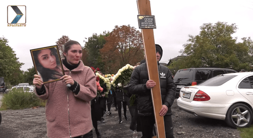 Похороны Регины Гагиевой. Кадр видео КРЫЛЬЯ TV
www.youtube.com/watch?v=KJ34Byd7H9k Похороны Регины Гагиевой. Кадр видео КРЫЛЬЯ TV
www.youtube.com/watch?v=KJ34Byd7H9k