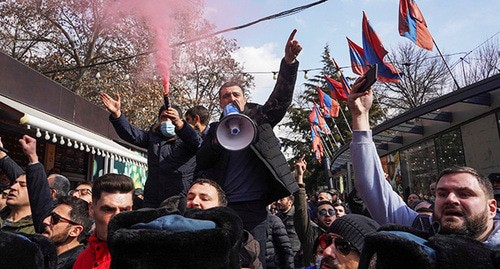 Жители Еревана во время акции с требованием отставки Пашиняна. 25 февраля 2021 г. Фото: REUTERS/Artem Mikryukov Жители Еревана во время акции с требованием отставки Пашиняна. 25 февраля 2021 г. Фото: REUTERS/Artem Mikryukov