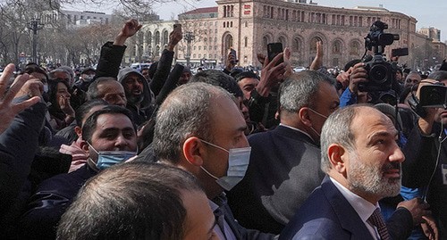 Никол Пашинян (справа) вышел в центр Еревана со своими сторонниками. 25 февраля 2021 г. Фото: REUTERS/Artem Mikryukov Никол Пашинян (справа) вышел в центр Еревана со своими сторонниками. 25 февраля 2021 г. Фото: REUTERS/Artem Mikryukov