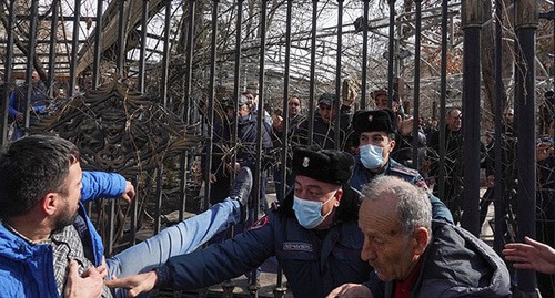 Сотрудники полиции и участники акции протеста. Ереван, 25 февраля 2021 года. Фото: REUTERS/Artem Mikryukov Сотрудники полиции и участники акции протеста. Ереван, 25 февраля 2021 года. Фото: REUTERS/Artem Mikryukov