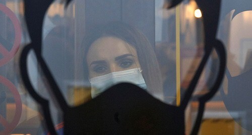 Девушка смотрит в окно, на котором нарисован силуэта человека в медицинской маске. 1 декабря 2020 г. Фото: REUTERS/Eduard Korniyenko Девушка смотрит в окно, на котором нарисован силуэта человека в медицинской маске. 1 декабря 2020 г. Фото: REUTERS/Eduard Korniyenko
