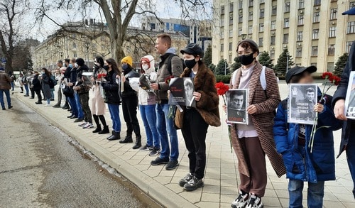 Пикет в память о Немцове в Краснодаре. Фото Анны Грицевич для "Кавказского узла" Пикет в память о Немцове в Краснодаре. Фото Анны Грицевич для "Кавказского узла"
