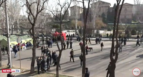 Участники акции протеста в Ереване. 28 февраля 2021 года. Кадр видео News.am https://www.youtube.com/watch?v=uIdbyx5EcQQ&feature=emb_title Участники акции протеста в Ереване. 28 февраля 2021 года. Кадр видео News.am https://www.youtube.com/watch?v=uIdbyx5EcQQ&feature=emb_title