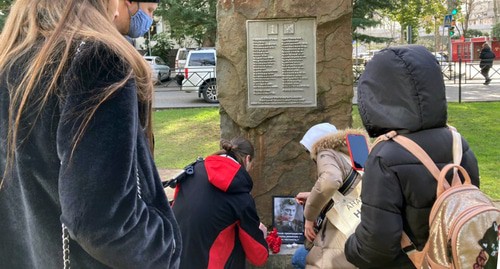 Жители Сочи возлагают цветы к портрету Немцова возле памятника жертвам политических репрессий. 27 февраля 2021 года. Фото Светланы Кравченко для "Кавказского узла". Жители Сочи возлагают цветы к портрету Немцова возле памятника жертвам политических репрессий. 27 февраля 2021 года. Фото Светланы Кравченко для "Кавказского узла".