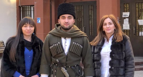 Мартин Кочесоко со своими сторонниками. Фото Людмилы Маратовой для "Кавказского узла" Мартин Кочесоко со своими сторонниками. Фото Людмилы Маратовой для "Кавказского узла"