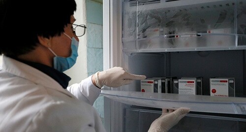 Медицинский работник указывает на упаковки с вакциной от COVID-19. Фото: REUTERS/Alexander Ermochenko Медицинский работник указывает на упаковки с вакциной от COVID-19. Фото: REUTERS/Alexander Ermochenko