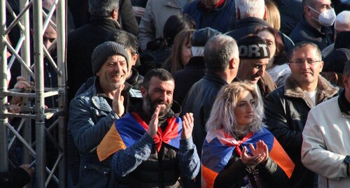 Противники Никола Пашиняна на митинге в Ереване. Фото Тиграна Петросяна для "Кавказского узла". Противники Никола Пашиняна на митинге в Ереване. Фото Тиграна Петросяна для "Кавказского узла".