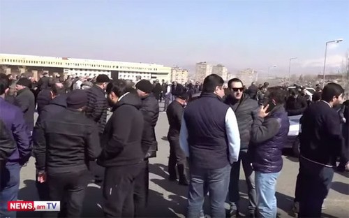 Акция протеста ветеранов боевых действий в Ереване. Стоп-кадр видеоролика со страницы https://news.am/rus/news/632361.html Акция протеста ветеранов боевых действий в Ереване. Стоп-кадр видеоролика со страницы https://news.am/rus/news/632361.html