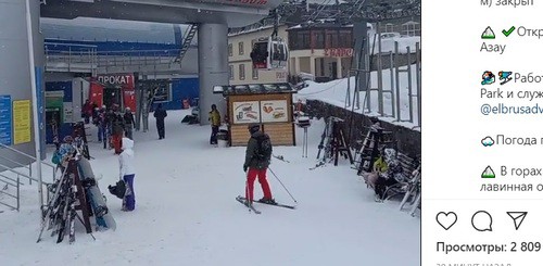 Туристы на "Эльбрусе". Скриншот кадра видео на странице курорта "Эльбрус" в Instagram. https://www.instagram.com/p/CMG1ZZGqySL/ Туристы на "Эльбрусе". Скриншот кадра видео на странице курорта "Эльбрус" в Instagram. https://www.instagram.com/p/CMG1ZZGqySL/