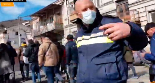 Сотрудник полиции сопровождает шествие от здания парламента Грузии к резиденции Бидзины Иванишвили. Кадр видео Спутник-Грузия https://sputnik-georgia.ru/video/20210301/251037849/Dvizhenie-Dlya-Gruzii-provelo-aktsiyu-protesta-u-rezidentsii-Ivanishvili---video.html Сотрудник полиции сопровождает шествие от здания парламента Грузии к резиденции Бидзины Иванишвили. Кадр видео Спутник-Грузия https://sputnik-georgia.ru/video/20210301/251037849/Dvizhenie-Dlya-Gruzii-provelo-aktsiyu-protesta-u-rezidentsii-Ivanishvili---video.html