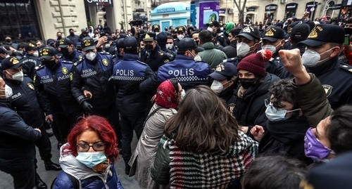 Полиция разгоняет марш феминисток в Баку 8 марта 2021 года. Фото Азиза Каримова для "Кавказского узла". Полиция разгоняет марш феминисток в Баку 8 марта 2021 года. Фото Азиза Каримова для "Кавказского узла".