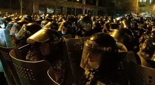 Кордон силовиков у здания парламента. Фото Тиграна Петросяна для "Кавказского узла". Кордон силовиков у здания парламента. Фото Тиграна Петросяна для "Кавказского узла".