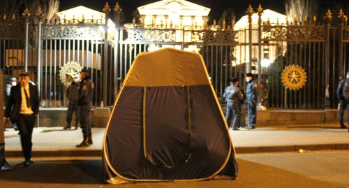 Палатки протестующих у здания парламента. Фото Тиграна Петросяна для "Кавказскогоузла" Палатки протестующих у здания парламента. Фото Тиграна Петросяна для "Кавказскогоузла"
