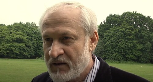 Ахмед Закаев. стоп-кадр видео канала The Ministry of Counterculture https://www.youtube.com/watch?v=o5oU3dXxgSU&t=254s Ахмед Закаев. стоп-кадр видео канала The Ministry of Counterculture https://www.youtube.com/watch?v=o5oU3dXxgSU&t=254s