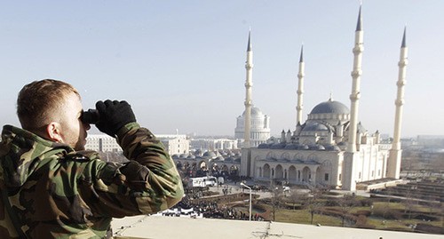 Сотрудник силовых структур. Грозный. Фото: REUTERS/Eduard Korniyenko Сотрудник силовых структур. Грозный. Фото: REUTERS/Eduard Korniyenko