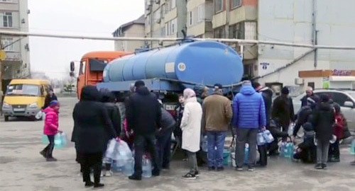 Жители Махачкалы набирают воду из автоцистерны. Стоп-кадр видеоролика на странице https://www.instagram.com/p/CMfdAj7HVwm/ Жители Махачкалы набирают воду из автоцистерны. Стоп-кадр видеоролика на странице https://www.instagram.com/p/CMfdAj7HVwm/
