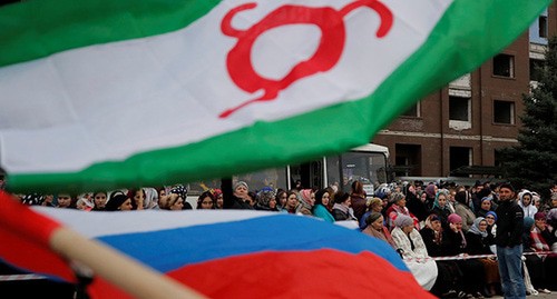 Флаги Ингушетии и России во время акции протеста в Магасе. Октябрь 2018 г. Фото: REUTERS/Maxim Shemetov Флаги Ингушетии и России во время акции протеста в Магасе. Октябрь 2018 г. Фото: REUTERS/Maxim Shemetov