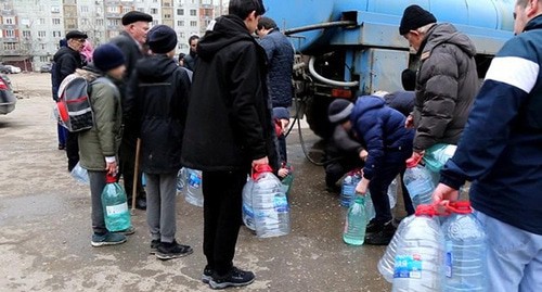 Раздача воды в Махачкале. 17 марта 2021 года. Фото: официальный сайт Махачкалы https://mkala.ru/ Раздача воды в Махачкале. 17 марта 2021 года. Фото: официальный сайт Махачкалы https://mkala.ru/