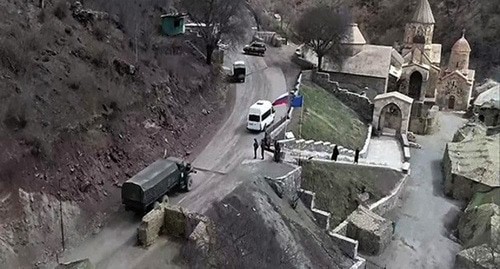Паломники в сопровождении миротворцев на территории монастыря. Фото Минобороны России http://mil.ru/russian_peacekeeping_forces/news/more.htm?id=12350121@egNews Паломники в сопровождении миротворцев на территории монастыря. Фото Минобороны России http://mil.ru/russian_peacekeeping_forces/news/more.htm?id=12350121@egNews