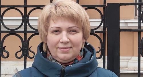 Галина Паркова у входа в Ростовский облсуд. Фото Константина Волгина для "Кавказского узла"
Галина Паркова у входа в Ростовский облсуд. Фото Константина Волгина для "Кавказского узла"
