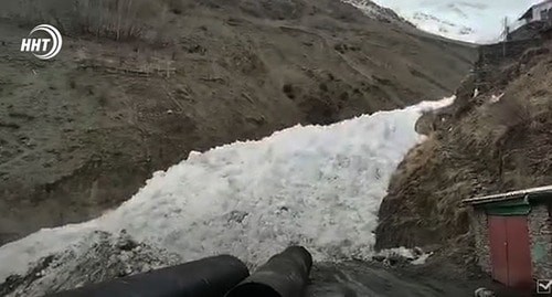 В высокогорном селе Цахур Рутульского района Дагестана сошла лавина. Скриншот видео https://www.youtube.com/watch?v=gBKfrEBUvY8 В высокогорном селе Цахур Рутульского района Дагестана сошла лавина. Скриншот видео https://www.youtube.com/watch?v=gBKfrEBUvY8