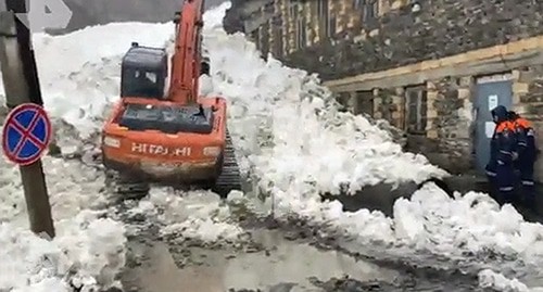 экстренные службы ведут расчистку дорог. кадр видео РЕН_ТВ https://ren.tv/news/x/815467-snezhnaia-lavina-soshla-v-dagestane?utm_source=yxnews&utm_medium=desktop&nw=1616687899000 экстренные службы ведут расчистку дорог. кадр видео РЕН_ТВ https://ren.tv/news/x/815467-snezhnaia-lavina-soshla-v-dagestane?utm_source=yxnews&utm_medium=desktop&nw=1616687899000