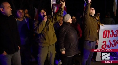 Акция протеста сторонников Ники Мелии в Рустави. Стоп-кадр видео со страницы https://www.rustavi2.ge/ka/news/194209. Акция протеста сторонников Ники Мелии в Рустави. Стоп-кадр видео со страницы https://www.rustavi2.ge/ka/news/194209.