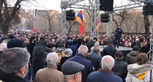Участники митинга сторонников оппозиции в Ереване. 28 марта 2021 года. Кадр видео "Sputnik Армения" https://www.youtube.com/watch?v=T7V4hveiJI4 Участники митинга сторонников оппозиции в Ереване. 28 марта 2021 года. Кадр видео "Sputnik Армения" https://www.youtube.com/watch?v=T7V4hveiJI4