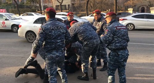 Полицейские задерживают мужчину. Кадр видео, размещенного на странице Ишхана Сагателяна в Facebook https://ru-ru.facebook.com/IshkhanSaghatelyanOfficial/videos/vb.1843224725934469/541696967226415/?type=2&theater Полицейские задерживают мужчину. Кадр видео, размещенного на странице Ишхана Сагателяна в Facebook https://ru-ru.facebook.com/IshkhanSaghatelyanOfficial/videos/vb.1843224725934469/541696967226415/?type=2&theater