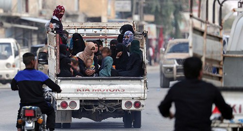 Женщины и дети едут в грузовике. Сирия, октябрь 2019 года. Фото: REUTERS/Khalil Ashawi Женщины и дети едут в грузовике. Сирия, октябрь 2019 года. Фото: REUTERS/Khalil Ashawi