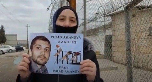 Супруга Полада Асланова с его портретом. Скриншот видео " Gülmirə Aslanova" https://www.youtube.com/watch?v=BdN3Yz3PP08 Супруга Полада Асланова с его портретом. Скриншот видео " Gülmirə Aslanova" https://www.youtube.com/watch?v=BdN3Yz3PP08