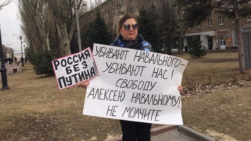 Елена Шеина на пикете в Волгограде. 3 апреля 2021 года. Фото Татьяны Филимоновой для "Кавказского узла". Елена Шеина на пикете в Волгограде. 3 апреля 2021 года. Фото Татьяны Филимоновой для "Кавказского узла".