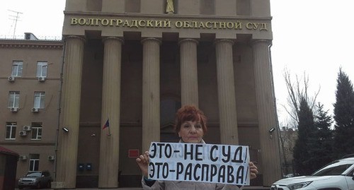 Галина Тихенков в одиночном пикете. Фото Татьяны Филимоновой для "Кавказского узла" Галина Тихенков в одиночном пикете. Фото Татьяны Филимоновой для "Кавказского узла"