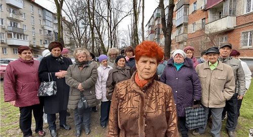 Участники "Отрядов Путина". Кадр видео "Байден должен извиниться" на канале Отряды Путина Soc Sprav в YouTube Участники "Отрядов Путина". Кадр видео "Байден должен извиниться" на канале Отряды Путина Soc Sprav в YouTube