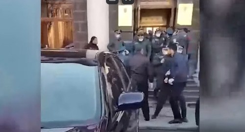 Блокирующие вход в администрацию Ширакской области родственники военнопленных и сотрудники полиции. Кадр видео
Sputnik Армения https://www.youtube.com/watch?v=yFhFhC8RLXM Блокирующие вход в администрацию Ширакской области родственники военнопленных и сотрудники полиции. Кадр видео
Sputnik Армения https://www.youtube.com/watch?v=yFhFhC8RLXM