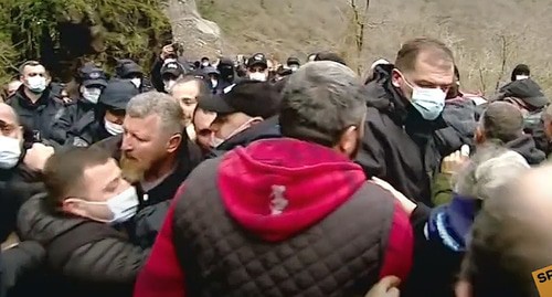 Столкновения противников Намахвани ГЭС с полицией в Грузии. Кадр видео https://www.youtube.com/watch?v=T2R0q7R-u_s Столкновения противников Намахвани ГЭС с полицией в Грузии. Кадр видео https://www.youtube.com/watch?v=T2R0q7R-u_s