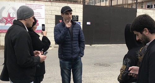 Мурад Манапов и пришедшие его встречать журналисты и активисты. 14 апреля 2021 г. Фото Патимат Махмудовой для "Кавказского узла" Мурад Манапов и пришедшие его встречать журналисты и активисты. 14 апреля 2021 г. Фото Патимат Махмудовой для "Кавказского узла"
