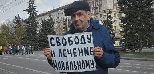 Активист Владимир Васиковский требует оказать помощь Навальному. Волгоград, 18 апреля 2021 года. Фото Татьяны Филимоновой для "Кавказского узла". Активист Владимир Васиковский требует оказать помощь Навальному. Волгоград, 18 апреля 2021 года. Фото Татьяны Филимоновой для "Кавказского узла".
