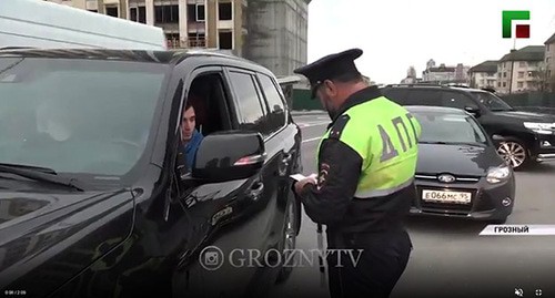Рейды ГИБДД по профилактике правонарушений на дорогах. Скриншот видео "groznytv" https://www.instagram.com/p/CNzKxQCJXTN/ Рейды ГИБДД по профилактике правонарушений на дорогах. Скриншот видео "groznytv" https://www.instagram.com/p/CNzKxQCJXTN/