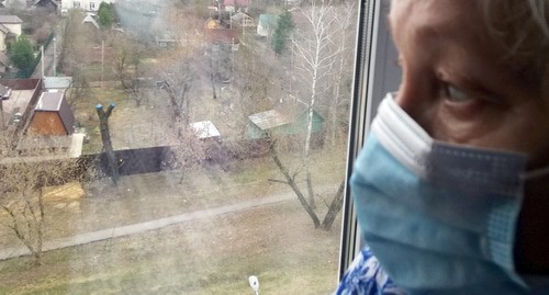 Женщина у окна во время самоизоляции. Фото Нины Тумановой для "Кавказского узла" Женщина у окна во время самоизоляции. Фото Нины Тумановой для "Кавказского узла"