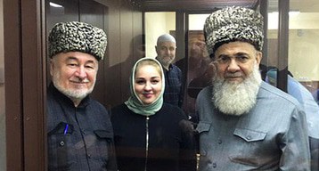 Малсаг Ужахов, Зарифа Саутиева и Ахмед Барахоев (слева направо)перед судебным заседанием. Март 2021 г. Фото Багаудина Мякиева Малсаг Ужахов, Зарифа Саутиева и Ахмед Барахоев (слева направо)перед судебным заседанием. Март 2021 г. Фото Багаудина Мякиева