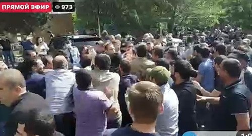 Жители Сюникской области, выступающие за отставку премьер-министра Армении, преградили дорогу кортежу Никола Пашиняна. Кадр видео zangezur. tv https://t.me/SputnikArmenia/16102 Жители Сюникской области, выступающие за отставку премьер-министра Армении, преградили дорогу кортежу Никола Пашиняна. Кадр видео zangezur. tv https://t.me/SputnikArmenia/16102