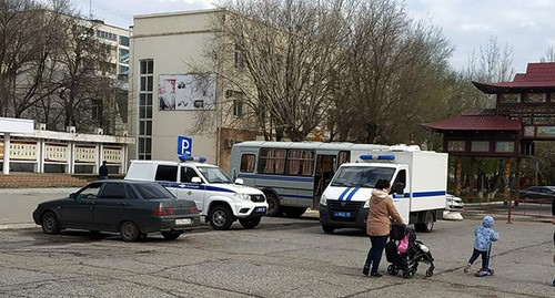 У центральной площади Элисты дежурит полиция. Элиста, 21 апреля 2021 г. Фото Бадмы Бюрчиева для "Кавказского узла" У центральной площади Элисты дежурит полиция. Элиста, 21 апреля 2021 г. Фото Бадмы Бюрчиева для "Кавказского узла"