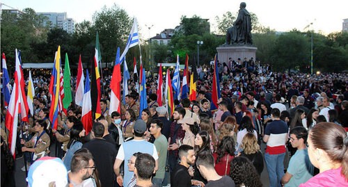 Жители Армении на акции памяти жертв геноцида. 24 апреля 2021 года. Фото Армине Мартиросян для "Кавказского узла". Жители Армении на акции памяти жертв геноцида. 24 апреля 2021 года. Фото Армине Мартиросян для "Кавказского узла".