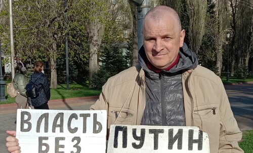 Одиночный пикет Владимира Тельпука. Волгоград, 25 апреля 2021 года. Фото Вячеслава Ященко для "Кавказского узла".