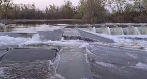 Прорыв плотины в Волгоградской области. Кадр видео 
Высота 102 https://www.youtube.com/watch?v=Gd5Qt-jsrgo