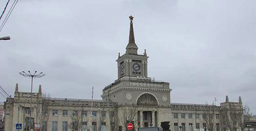 Часы на здании железнодорожного вокзала в Волгограде. Фото Вячеслава Ященко для "Кавказского узла" Часы на здании железнодорожного вокзала в Волгограде. Фото Вячеслава Ященко для "Кавказского узла"
