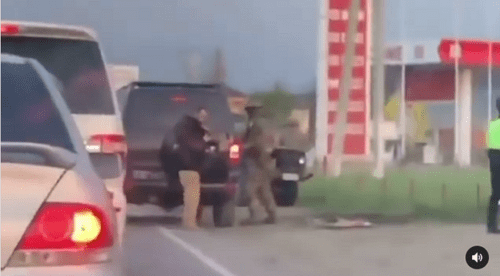 Место вооруженного инцидента в Назрани. Кадр видео vesti_ingushetii_ в Instagram. www.instagram.com/p/CON52QwK9xn/ Место вооруженного инцидента в Назрани. Кадр видео vesti_ingushetii_ в Instagram. www.instagram.com/p/CON52QwK9xn/