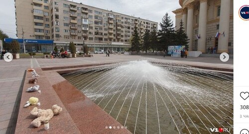 Игрушки, которые 1 мая принесли жители Волгограда к фонтану в память о погибших в автоаварии на Ставрополье детях. Скриншот со страницы издания v1.ru в Instagram. https://www.instagram.com/p/COVWevjpfpw/ Игрушки, которые 1 мая принесли жители Волгограда к фонтану в память о погибших в автоаварии на Ставрополье детях. Скриншот со страницы издания v1.ru в Instagram. https://www.instagram.com/p/COVWevjpfpw/